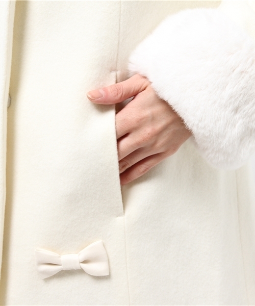 ロディスポット新品 ホワイトシュシュフラットカラーコート LODISPOTTO（ロディスポット）の「エンジェルリボンノーカラーコート