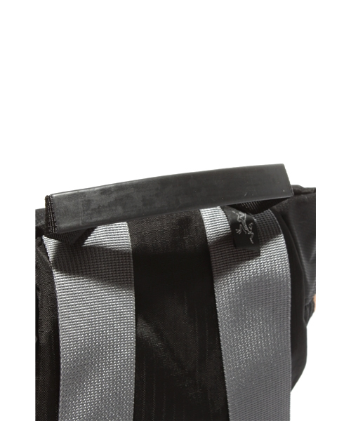 BEAMS（ビームス）の「ARC'TERYX / “CIERZO18”（バックパック/リュック・メンズ・ブラック/レッド系その他/グリーン系その他・18ﾘｯﾀｰ）」の9枚目の写真