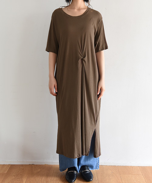 Luz Llena（ラズレナ）の「[綿100%]フロントツイスト・Tシャツワンピース（ワンピース・レディース・ブラウン/ブラック・MEDIUM）」の10枚目の写真