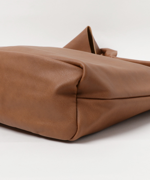 LBC（エルビーシー）の「一枚革風ザックリトートバック      （トートバッグ・レディース・ブラック/マスタード/ライトブラウン/ベージュ/ミント・FREE）」の6枚目の写真