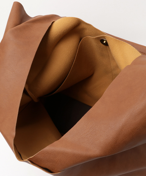 LBC（エルビーシー）の「一枚革風ザックリトートバック      （トートバッグ・レディース・ブラック/マスタード/ライトブラウン/ベージュ/ミント・FREE）」の10枚目の写真