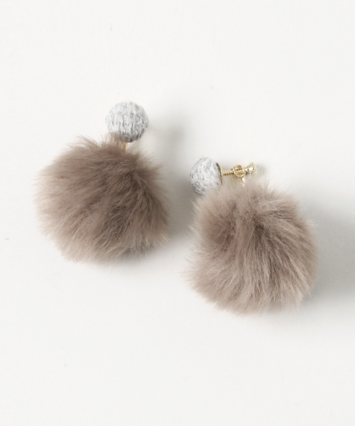 AMERICAN HOLIC（アメリカンホリック）の「ファーイヤリング（イヤリング・レディース・グレー/ブラック/ベージュ・FREE）」の2枚目の写真