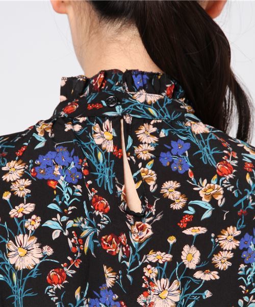 MERLOT（メルロー）の「フリルボトルネックフラワー柄ワンピース1378（ワンピース・レディース・ホワイト/ブラック/ブルーグリーン・FREE）」の6枚目の写真