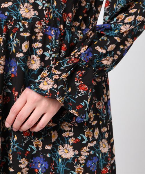 MERLOT（メルロー）の「フリルボトルネックフラワー柄ワンピース1378（ワンピース・レディース・ホワイト/ブラック/ブルーグリーン・FREE）」の10枚目の写真