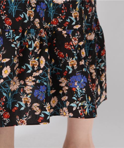 MERLOT（メルロー）の「フリルボトルネックフラワー柄ワンピース1378（ワンピース・レディース・ホワイト/ブラック/ブルーグリーン・FREE）」の7枚目の写真