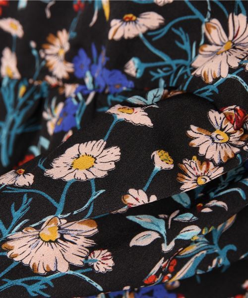 MERLOT（メルロー）の「フリルボトルネックフラワー柄ワンピース1378（ワンピース・レディース・ホワイト/ブラック/ブルーグリーン・FREE）」の4枚目の写真