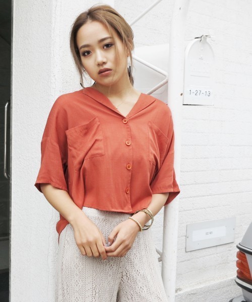 EGOIST（エゴイスト）の「ショート丈オープンカラーシャツ（シャツ/ブラウス・レディース・ブラック/ホワイト/オレンジ・FREE）」の3枚目の写真