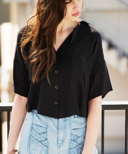 EGOIST（エゴイスト）の「ショート丈オープンカラーシャツ（シャツ/ブラウス・レディース・ブラック/ホワイト/オレンジ・FREE）」の2枚目の写真