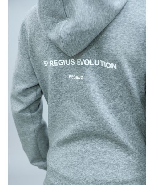 REGIEVO(レジエボ)の「【REGIEVO】REGIEVOロゴプリントプルパーカー(スウェット・メンズ・ブラック/グレー/オフホワイト・MEDIUM/LARGE/X-LARGE)」の8枚目の写真