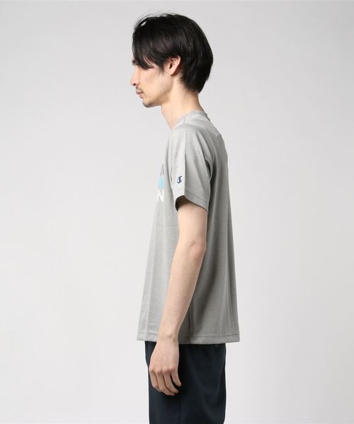Champion(チャンピオン)の「【CHAMPION】グラデーションロゴTシャツ(Tシャツ/カットソー・メンズ・ホワイト/ネイビー/グレー・MEDIUM/LARGE)」の4枚目の写真
