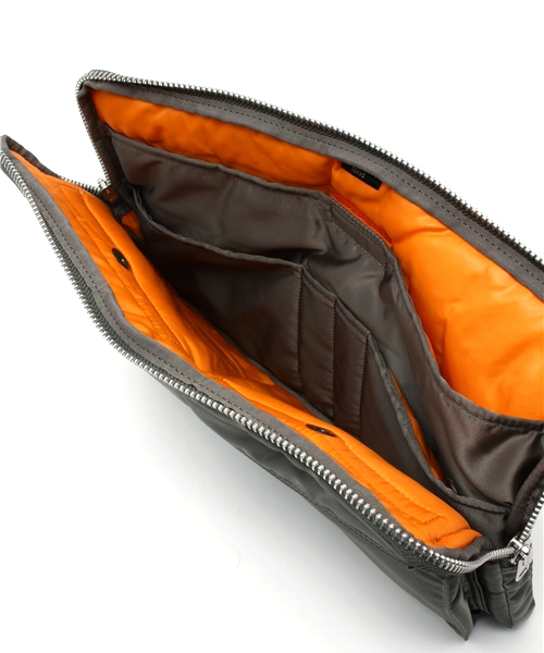 BEAMS（ビームス）の「PORTER / TANKER 30th DOCUMENT CASE（クラッチバッグ・メンズ・グレー・ONE SIZE）」の5枚目の写真