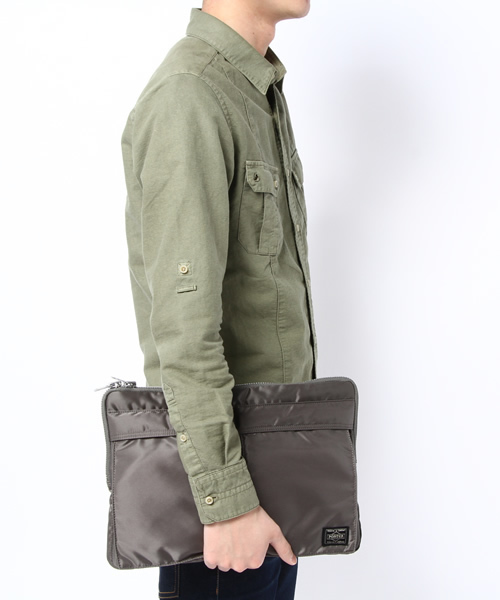BEAMS（ビームス）の「PORTER / TANKER 30th DOCUMENT CASE（クラッチバッグ・メンズ・グレー・ONE SIZE）」の2枚目の写真
