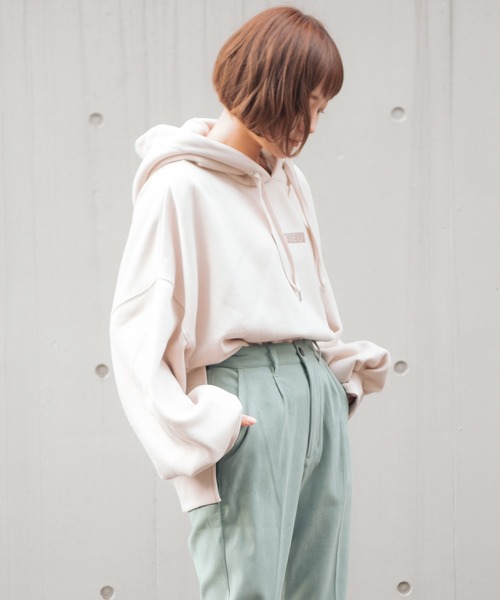 VANNIE U（ヴァニーユー）の「たぽ袖ロゴアシメパーカー（パーカー・レディース・チャコールグレー/モカ/ナチュラル・FREE）」の4枚目の写真