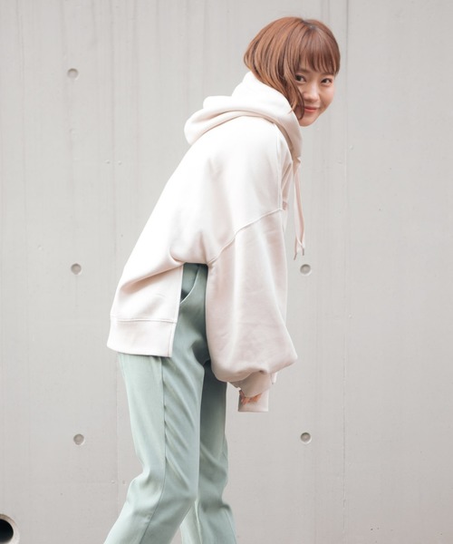 VANNIE U（ヴァニーユー）の「たぽ袖ロゴアシメパーカー（パーカー・レディース・チャコールグレー/モカ/ナチュラル・FREE）」の6枚目の写真