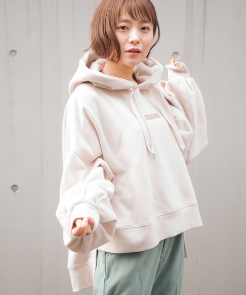 VANNIE U（ヴァニーユー）の「たぽ袖ロゴアシメパーカー（パーカー・レディース・チャコールグレー/モカ/ナチュラル・FREE）」の5枚目の写真