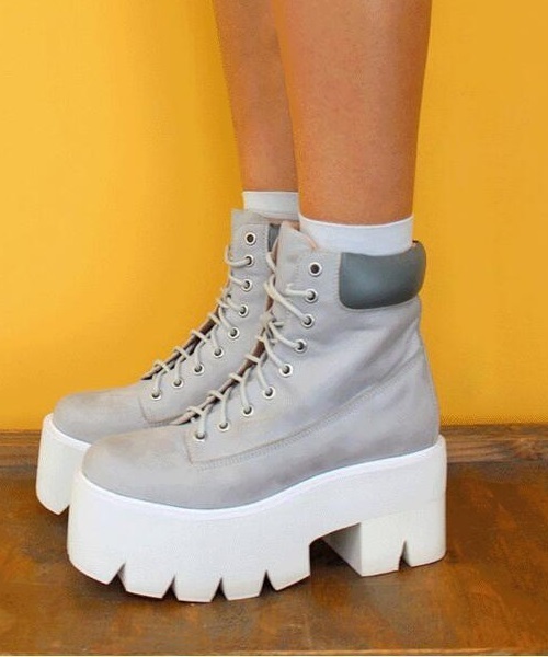 Jeffrey Campbell(ジェフリーキャンベル)の「厚底レースアップショートブーツ(ブーツ・レディース・ブラック×ホワイト/グレー/イエロー/ブラック×ブラック・38/36/37/39/40/35)」の4枚目の写真