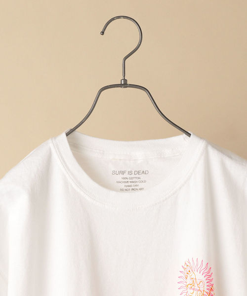SURF IS DEAD（サーフ イズ デッド）の「SURF IS DEAD: UNDER THE SEA Tシャツ（Tシャツ/カットソー・メンズ・ホワイト・MEDIUM/LARGE）」の8枚目の写真