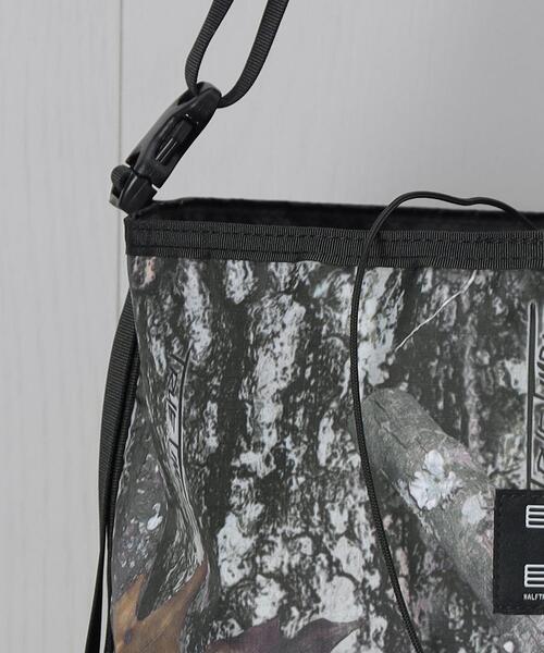 koti BEAUTY&YOUTH（コティ ビューティアンドユース）の「＜HALF TRACK PRODUCTS × koti＞CARMENO BAG REAL TREE PRINT/バッグ（ショルダーバッグ・メンズ・その他1・FREE）」の10枚目の写真