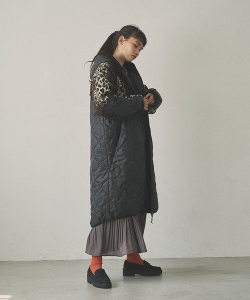 audrey and john wad（オードリーアンドジョンワッド）の「【Audrey and John Wad】ボア×中綿キルトフード付ロングコート（その他アウター・レディース・ブラック/ダークブラウン/ブラウン/グレイッシュベージュ・S/M）」の6枚目の写真