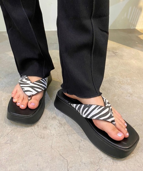 SPINNS（スピンズ）の「フェイクレザートング厚底サンダル（サンダル・レディース・ブラック/ブラウン/ゼブラ・S/M/L）」の3枚目の写真