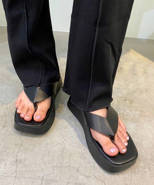 SPINNS（スピンズ）の「フェイクレザートング厚底サンダル（サンダル・レディース・ブラック/ブラウン/ゼブラ・S/M/L）」の2枚目の写真