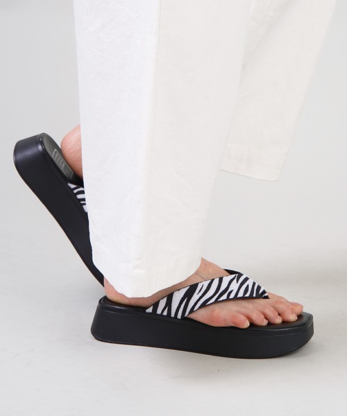 SPINNS（スピンズ）の「フェイクレザートング厚底サンダル（サンダル・レディース・ブラック/ブラウン/ゼブラ・S/M/L）」の18枚目の写真