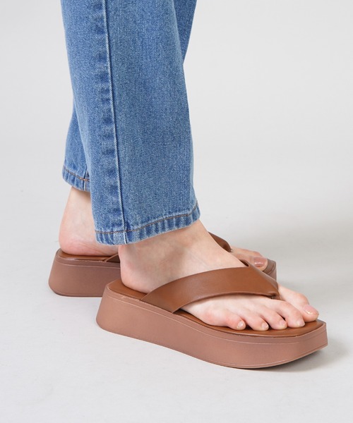 SPINNS（スピンズ）の「フェイクレザートング厚底サンダル（サンダル・レディース・ブラック/ブラウン/ゼブラ・S/M/L）」の4枚目の写真