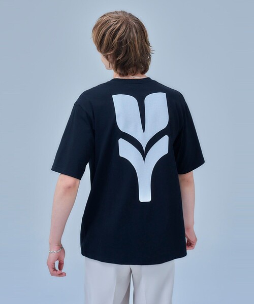 UNITED TOKYO（ユナイテッドトウキョウ）の「Graphic TEE（basic size)（Tシャツ/カットソー・メンズ・ホワイト/ブラック/アイボリー/その他/モスグリーン/ライトブラウン/ブラック×ブラック/ホワイト系その他/ブラック系その他2/ホワイト×ホワイト・1/2）」の2枚目の写真