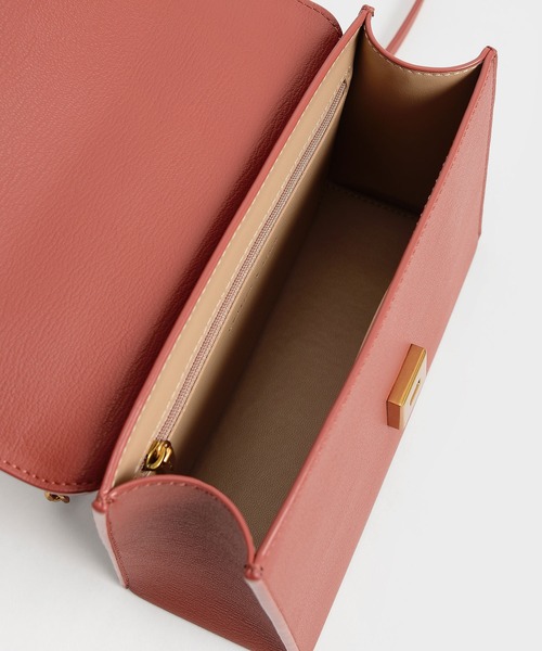 CHARLES & KEITH（チャールズ & キース）の「フロントフラップ