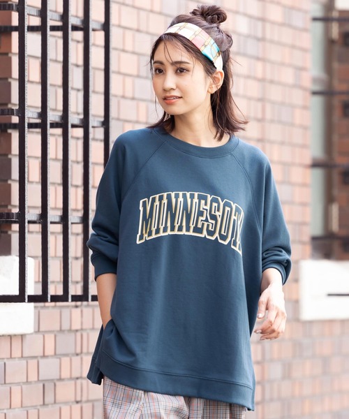 mili an deni（ミリアンデニ）の「カレッジロゴサイドスリットスウェットPO（スウェット・レディース・チャコールグレー/ベージュ/グリーン/モカ・M/L）」の4枚目の写真