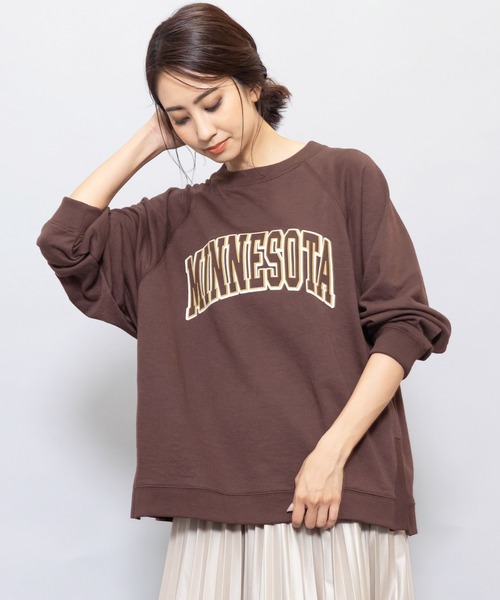 mili an deni（ミリアンデニ）の「カレッジロゴサイドスリットスウェットPO（スウェット・レディース・チャコールグレー/ベージュ/グリーン/モカ・M/L）」の2枚目の写真