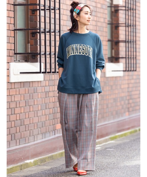 mili an deni（ミリアンデニ）の「カレッジロゴサイドスリットスウェットPO（スウェット・レディース・チャコールグレー/ベージュ/グリーン/モカ・M/L）」の6枚目の写真