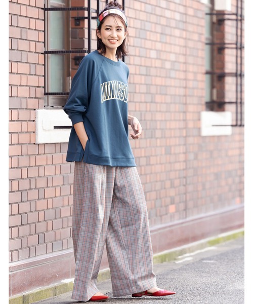 mili an deni（ミリアンデニ）の「カレッジロゴサイドスリットスウェットPO（スウェット・レディース・チャコールグレー/ベージュ/グリーン/モカ・M/L）」の9枚目の写真