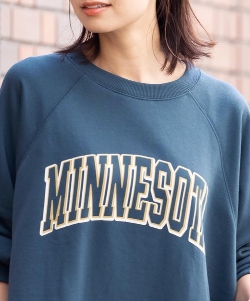 mili an deni（ミリアンデニ）の「カレッジロゴサイドスリットスウェットPO（スウェット・レディース・チャコールグレー/ベージュ/グリーン/モカ・M/L）」の16枚目の写真