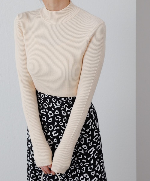 COLONY 2139(コロニートゥーワンスリーナイン)の「リサイクルポリPBTニット(ハイネック)(ニット/セーター・レディース・アイボリー/グリーン/ブラック/ブルー/グレー/ピンク・MEDIUM/LARGE)」の1枚目の写真