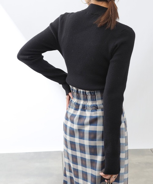 COLONY 2139(コロニートゥーワンスリーナイン)の「リサイクルポリPBTニット(ハイネック)(ニット/セーター・レディース・アイボリー/グリーン/ブラック/ブルー/グレー/ピンク・MEDIUM/LARGE)」の2枚目の写真