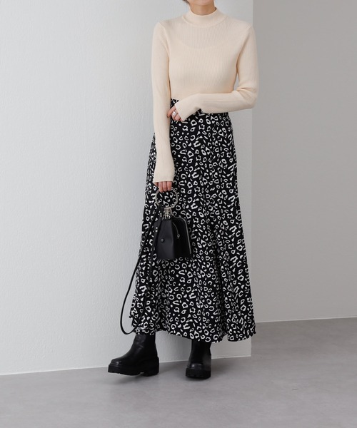 COLONY 2139(コロニートゥーワンスリーナイン)の「リサイクルポリPBTニット(ハイネック)(ニット/セーター・レディース・アイボリー/グリーン/ブラック/ブルー/グレー/ピンク・MEDIUM/LARGE)」の19枚目の写真