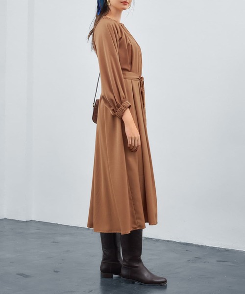 STYLE DELI(スタイルデリ)の「加工サテンギャザーワンピース(ワンピース・レディース・ネイビー/ライトブラウン・01/02)」の4枚目の写真