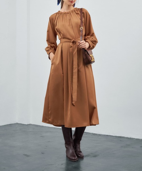 STYLE DELI(スタイルデリ)の「加工サテンギャザーワンピース(ワンピース・レディース・ネイビー/ライトブラウン・01/02)」の5枚目の写真
