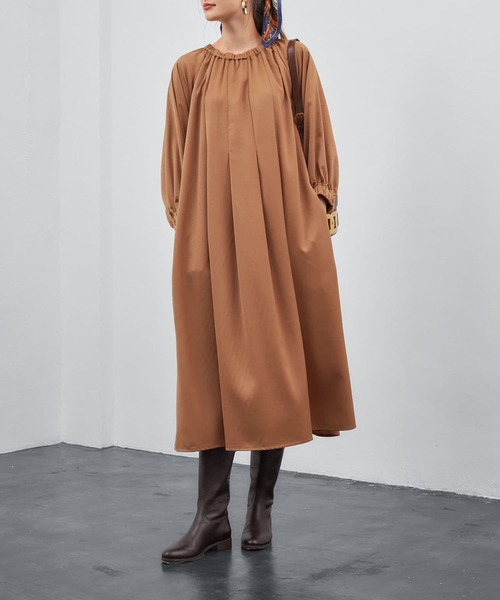 STYLE DELI(スタイルデリ)の「加工サテンギャザーワンピース(ワンピース・レディース・ネイビー/ライトブラウン・01/02)」の6枚目の写真