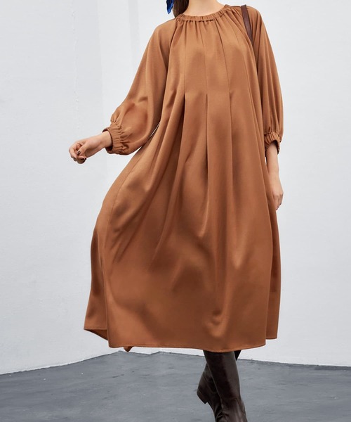 STYLE DELI(スタイルデリ)の「加工サテンギャザーワンピース(ワンピース・レディース・ネイビー/ライトブラウン・01/02)」の7枚目の写真