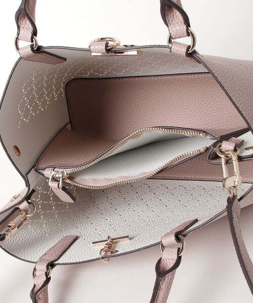 Guess(ゲス)の「AMARA Girlfriend Satchel(ハンドバッグ・レディース・ブラック/ベージュ・ONE SIZE)」の3枚目の写真