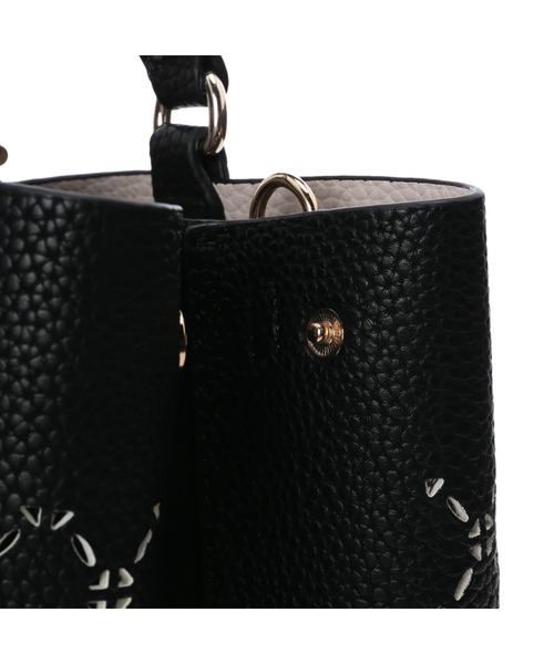 Guess(ゲス)の「AMARA Girlfriend Satchel(ハンドバッグ・レディース・ブラック/ベージュ・ONE SIZE)」の15枚目の写真