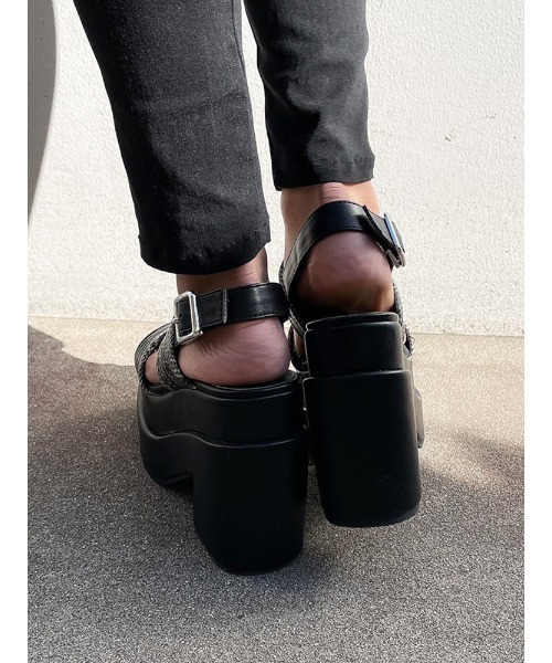 ENVYM（アンビー）の「ラインステッチボリュームサンダル（サンダル・レディース・パイソン/ブラック/ホワイト・22.5cm/23.5cm/24.5cm）」の16枚目の写真