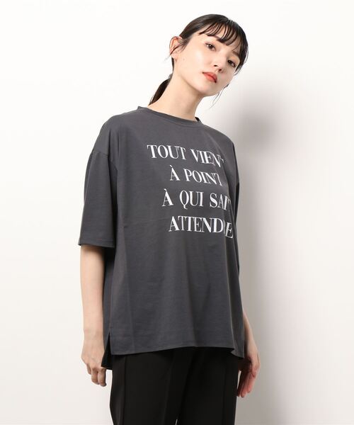 abahouse mavie(アバハウスマヴィ)の「オーバーサイズロゴTシャツ(Tシャツ/カットソー・レディース・チャコールグレー/ブラック/ホワイト/ホワイト系その他/グレー系その他/ベージュ/ホワイト系その他2/ブラック系その他・フリー)」の8枚目の写真