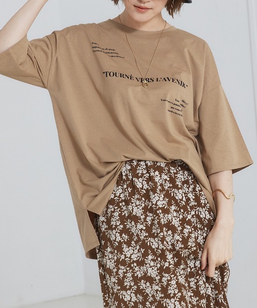 abahouse mavie(アバハウスマヴィ)の「オーバーサイズロゴTシャツ(Tシャツ/カットソー・レディース・チャコールグレー/ブラック/ホワイト/ホワイト系その他/グレー系その他/ベージュ/ホワイト系その他2/ブラック系その他・フリー)」の1枚目の写真