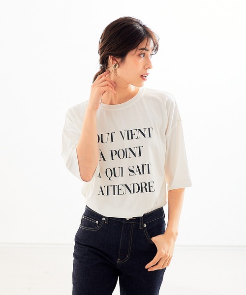 abahouse mavie(アバハウスマヴィ)の「オーバーサイズロゴTシャツ(Tシャツ/カットソー・レディース・チャコールグレー/ブラック/ホワイト/ホワイト系その他/グレー系その他/ベージュ/ホワイト系その他2/ブラック系その他・フリー)」の3枚目の写真