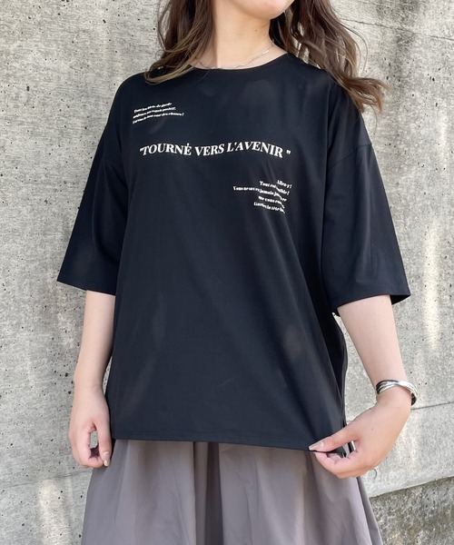 abahouse mavie(アバハウスマヴィ)の「オーバーサイズロゴTシャツ(Tシャツ/カットソー・レディース・チャコールグレー/ブラック/ホワイト/ホワイト系その他/グレー系その他/ベージュ/ホワイト系その他2/ブラック系その他・フリー)」の6枚目の写真
