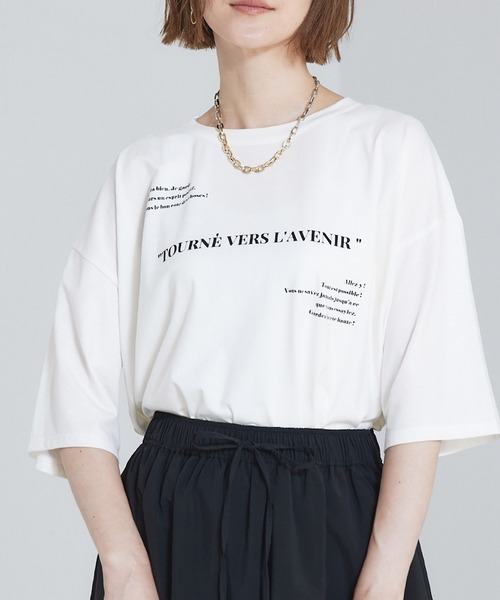 abahouse mavie(アバハウスマヴィ)の「オーバーサイズロゴTシャツ(Tシャツ/カットソー・レディース・チャコールグレー/ブラック/ホワイト/ホワイト系その他/グレー系その他/ベージュ/ホワイト系その他2/ブラック系その他・フリー)」の4枚目の写真