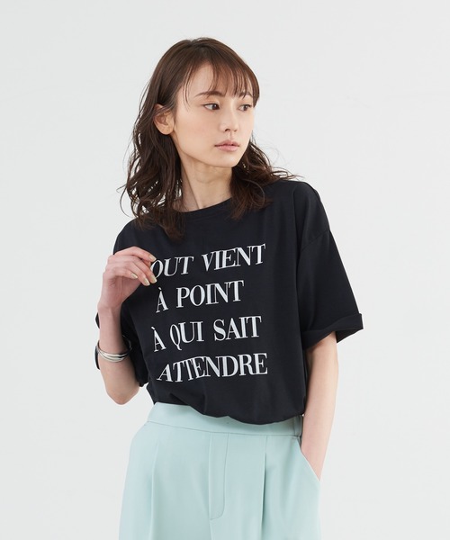 abahouse mavie(アバハウスマヴィ)の「オーバーサイズロゴTシャツ(Tシャツ/カットソー・レディース・チャコールグレー/ブラック/ホワイト/ホワイト系その他/グレー系その他/ベージュ/ホワイト系その他2/ブラック系その他・フリー)」の5枚目の写真